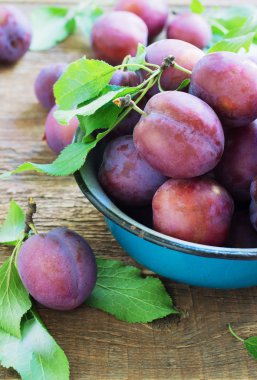 ahşap rustik masa üzerinde Erik.