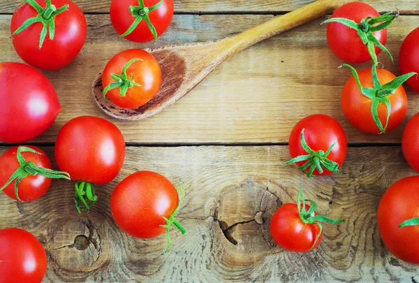 Tomates sobre fondo de madera — Foto de Stock