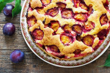 koyu ahşap arka plan üzerinde rustik erikli kek