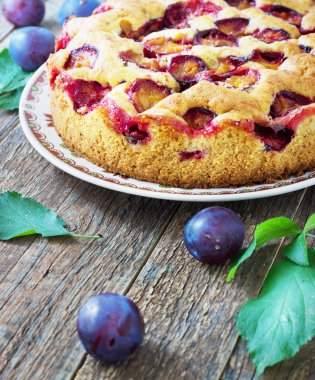 koyu ahşap arka plan üzerinde rustik erikli kek