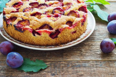 koyu ahşap arka plan üzerinde rustik erikli kek