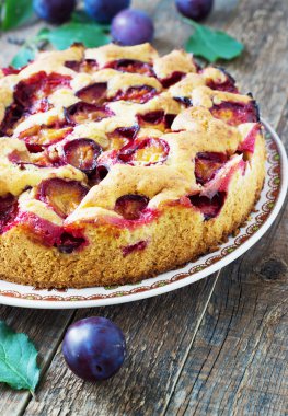 koyu ahşap arka plan üzerinde rustik erikli kek