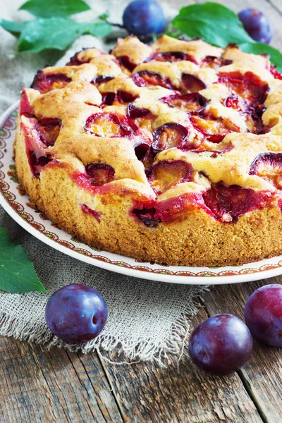 Rustieke plum cake op donkere houten achtergrond — Stockfoto