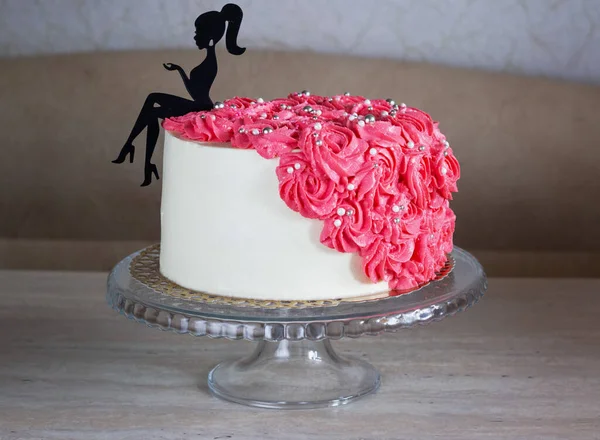 Tarta de cumpleaños para jovencita decorada con flores. pastel de crema con flores para una niña Imágenes De Stock Sin Royalties Gratis