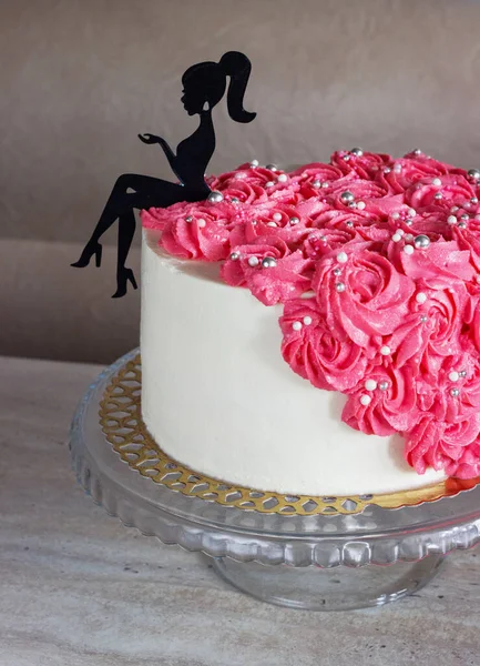 Çiçeklerle süslenmiş genç bayan için doğum günü pastası. Bir kız için çiçekli kremalı pasta Stok Fotoğraf