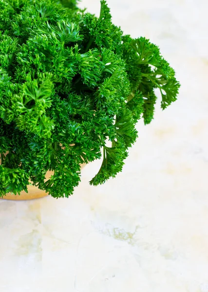 Čerstvou petržel na světlém pozadí. Hromada petržele, vegetariánství — Stock fotografie