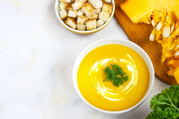 Balkabağı çorbası hafif arkaplanlı balkabağı kremalı çorba ve kızarmış ekmek. Telifsiz Stok Imajlar