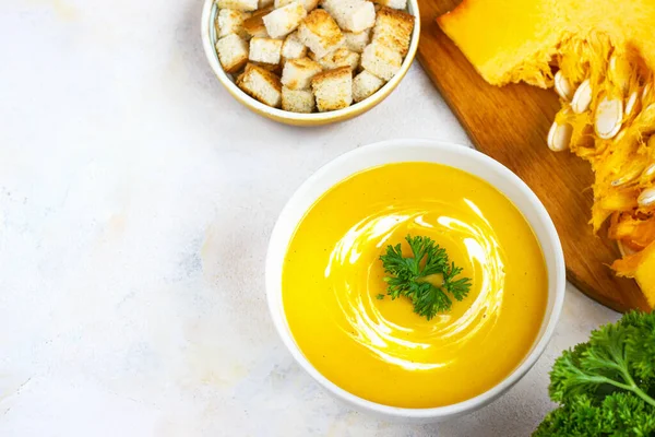 Crema sopa de calabaza sobre un fondo claro sopa de crema de calabaza sobre un fondo claro con croutons Imágenes De Stock Sin Royalties Gratis