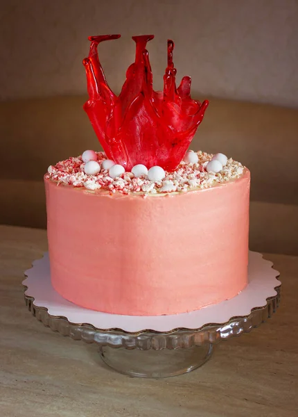 Pastel de cumpleaños rojo brillante con decoración de caramelo en la mesa Fotos De Stock Sin Royalties Gratis