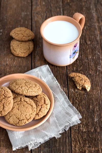 Galletas de avena con leche —  Fotos de Stock