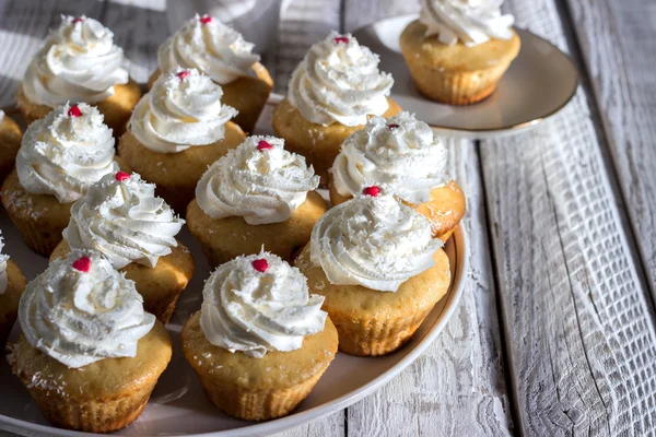 Cupcake su sfondo bianco in legno — Foto Stock