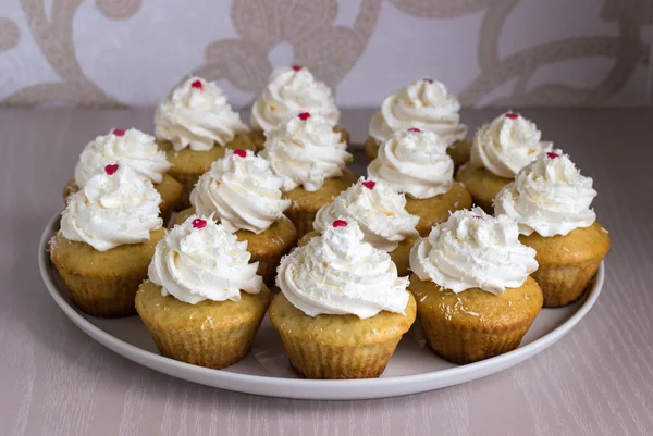 Cupcakes com creme branco — Fotografia de Stock