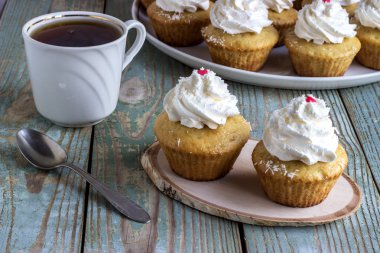 Beyaz kremalı kekler.