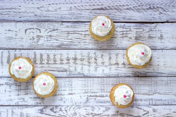 Cupcakes  on a wooden white background — Stock Photo, Image