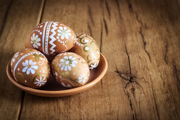 Œufs de Pâques avec ornement en bois — Photo