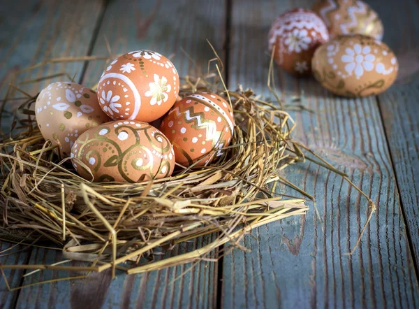 Œufs de Pâques dans le nid sur fond de bois rustique — Photo
