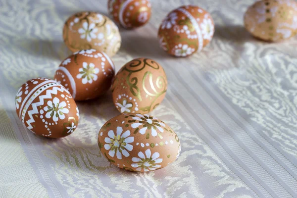 Ovos de páscoa coloridos isolados sobre fundo branco — Fotografia de Stock