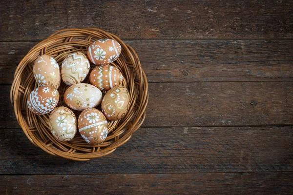 Easter eggs in the nest on rustic wooden background — Stock Photo, Image