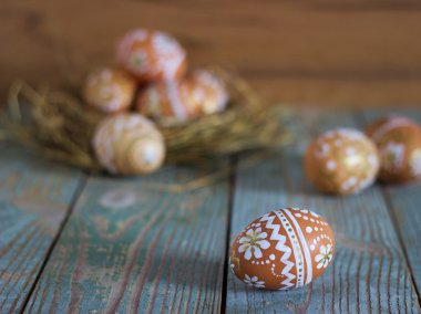 Yuvadaki paskalya yumurtaları kırsal ahşap arka planda