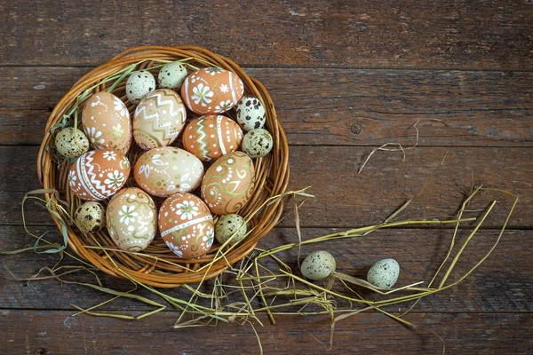 Œufs de Pâques dans le nid sur fond de bois rustique — Photo