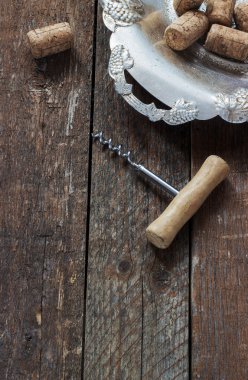 tirbuşon ve ahşap arka plan üzerinde şarap cork