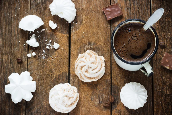 Merengue blanco sobre fondo de madera oscura retro — Foto de Stock