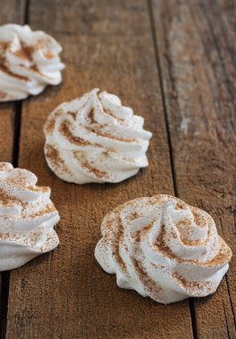 koyu ahşap arka plan retro üzerinde beyaz beze