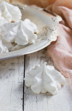 Zarif bir tarzda beyaz beze tabakta servis.