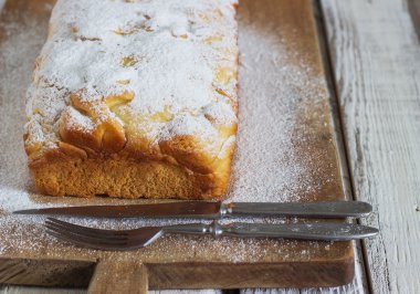 Geleneksel İtalyan pasta ve ekşi elma.