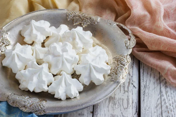 Meringa bianca su piatto servita in stile elegante . — Foto Stock