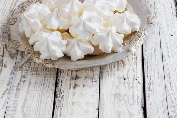 Merengue blanco en plato servido en estilo elegante . — Foto de Stock