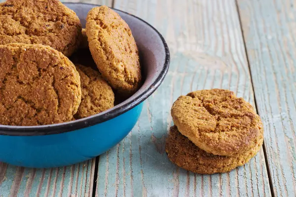 Galletas de avena en un bol de metal con café — Foto de Stock