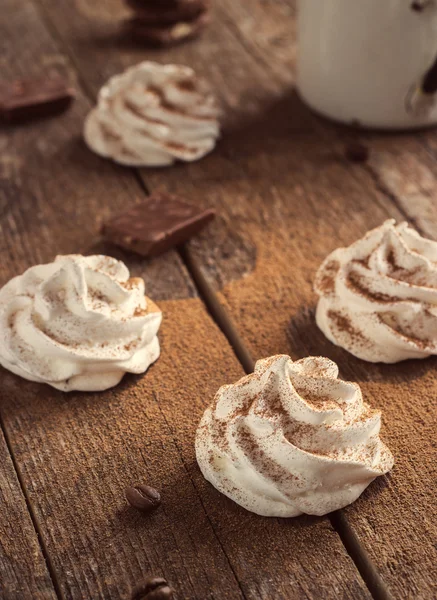 Merengue blanco sobre fondo de madera oscura retro — Foto de Stock