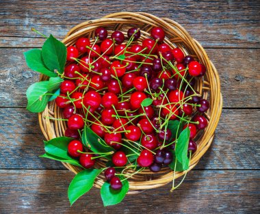 Tahta masada taze kirazlar.