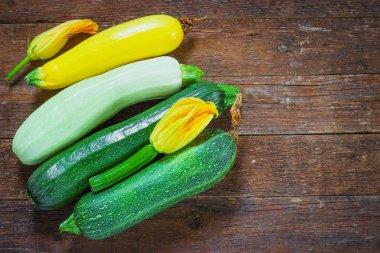 Tahta masada taze organik kabak.