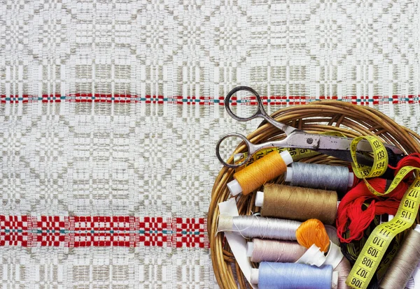 裁縫道具の背景。はさみ、糸と針とボビン — ストック写真