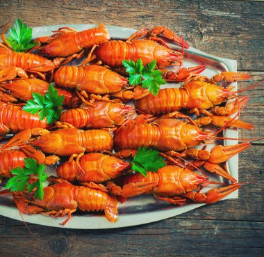 ahşap arka plan üzerinde kerevit