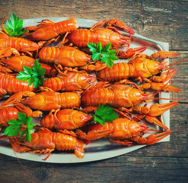 ahşap arka plan üzerinde kerevit