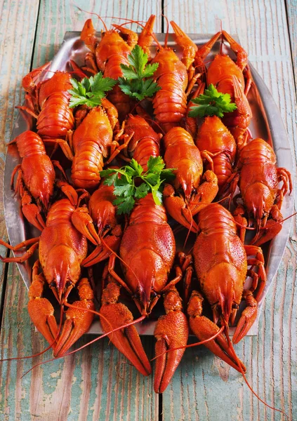 ahşap arka plan üzerinde kerevit