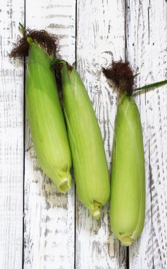 ahşap bir masa üzerinde mısır mısır koçanı