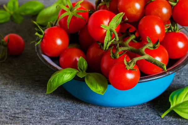 Tomates cherry frescos en un recipiente de metal sobre un fondo oscuro — Foto de Stock