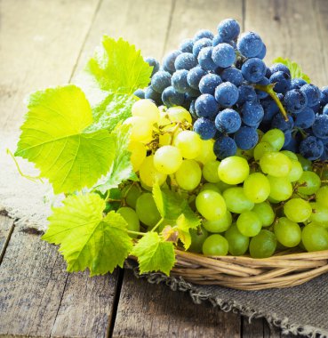 Tahta bir masada üzümler