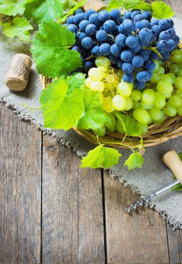 Tahta bir masada üzümler