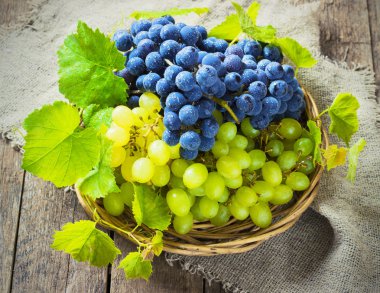 Tahta bir masada üzümler