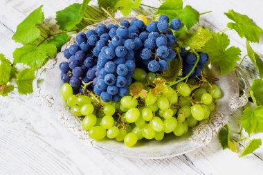 Tahta bir masada üzümler