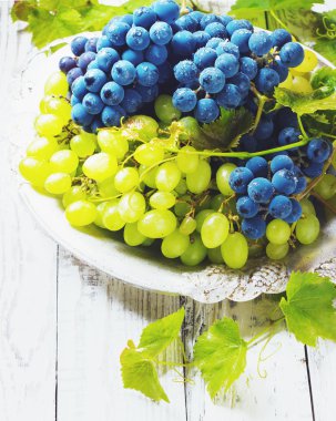Tahta bir masada üzümler