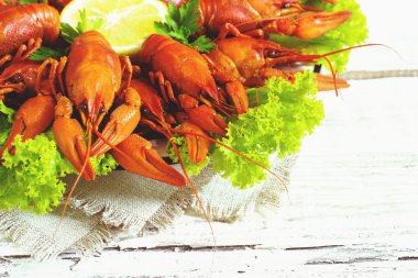 ahşap arka plan üzerinde kerevit