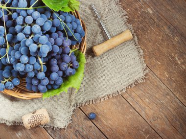 Tahta bir masada üzümler