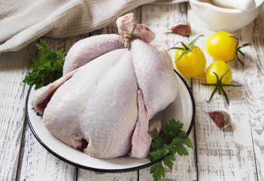 Beyaz ahşap zemin üzerinde tavuk