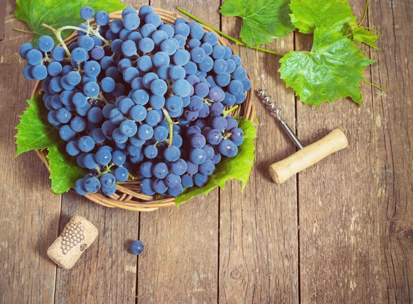 Uvas sobre una mesa de madera — Foto de Stock